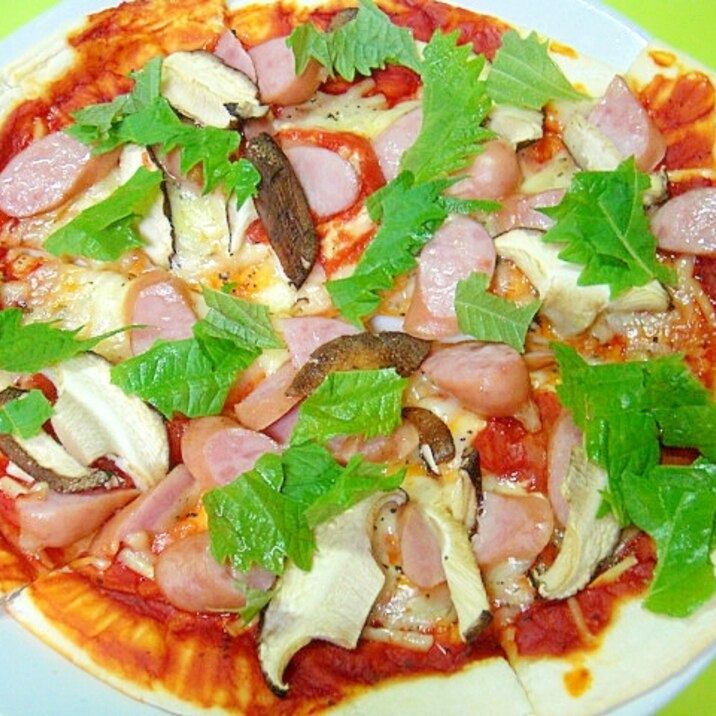 市販のピザをアレンジ☆椎茸とウインナー大葉のピザ